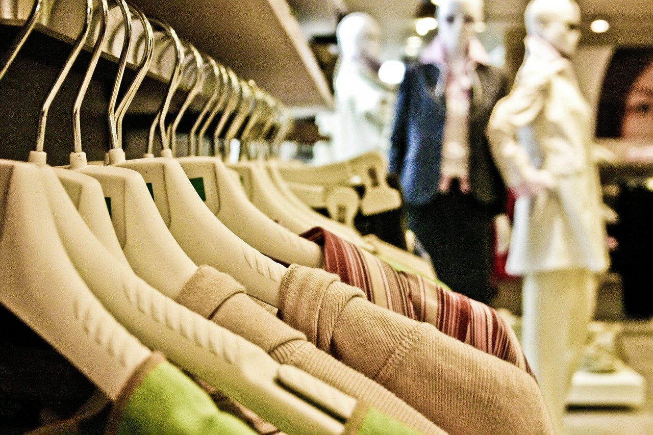 Jakie są alternatywy dla sieciowych sklepów odzieżowych?